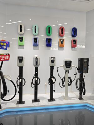 7kW Duvara Monte AC Elektrikli Araç Şarj Cihazı 32A 220V 4.3 İnç Dokunmatik Ekran Ev Garaj Kullanımı